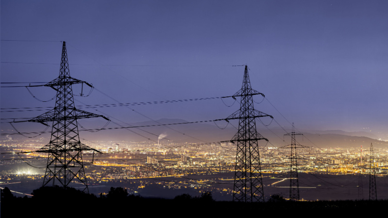 Tralicci della corrente e luci sullo sfondo